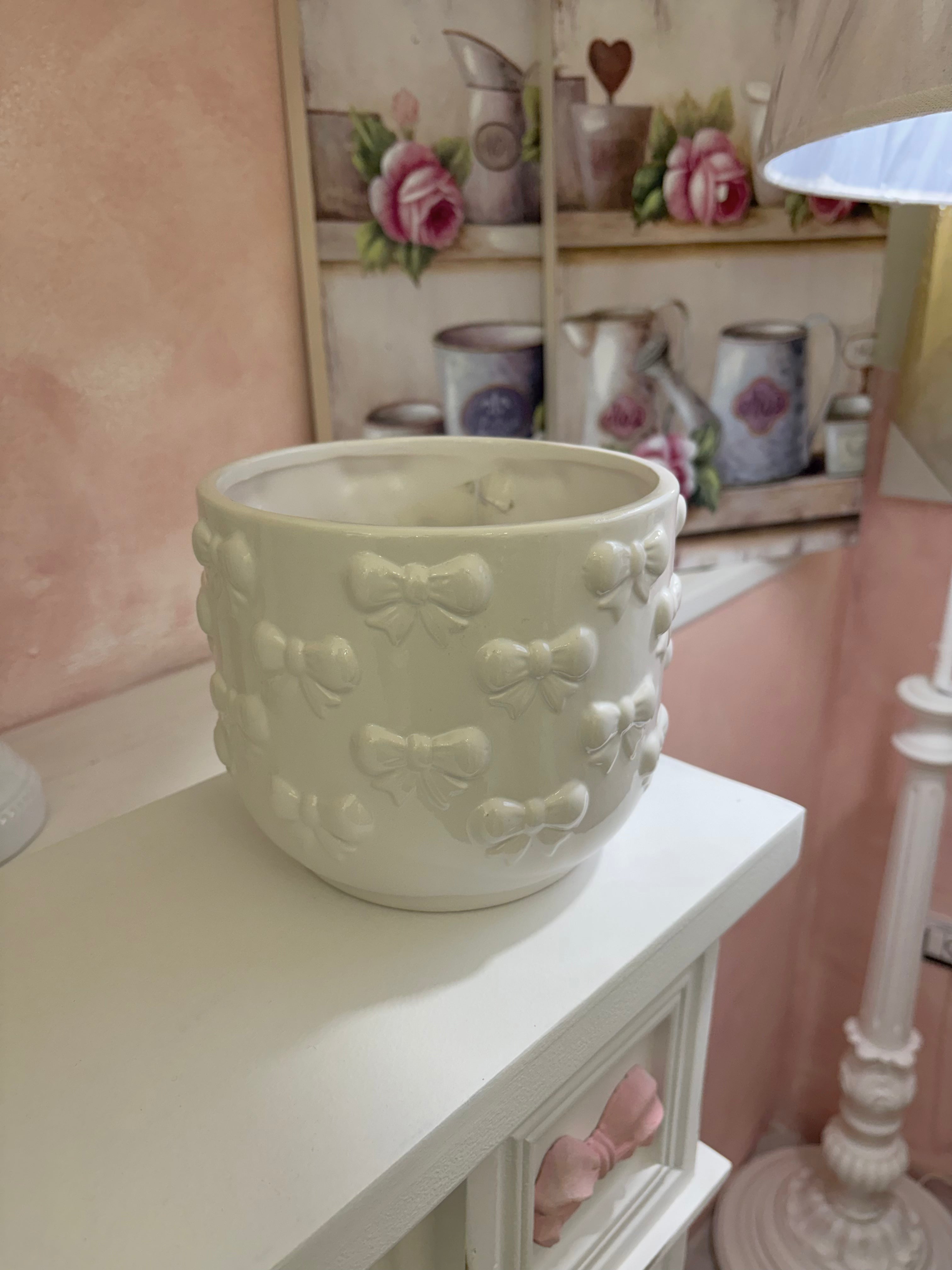 Vaso rotondo con fiocchi