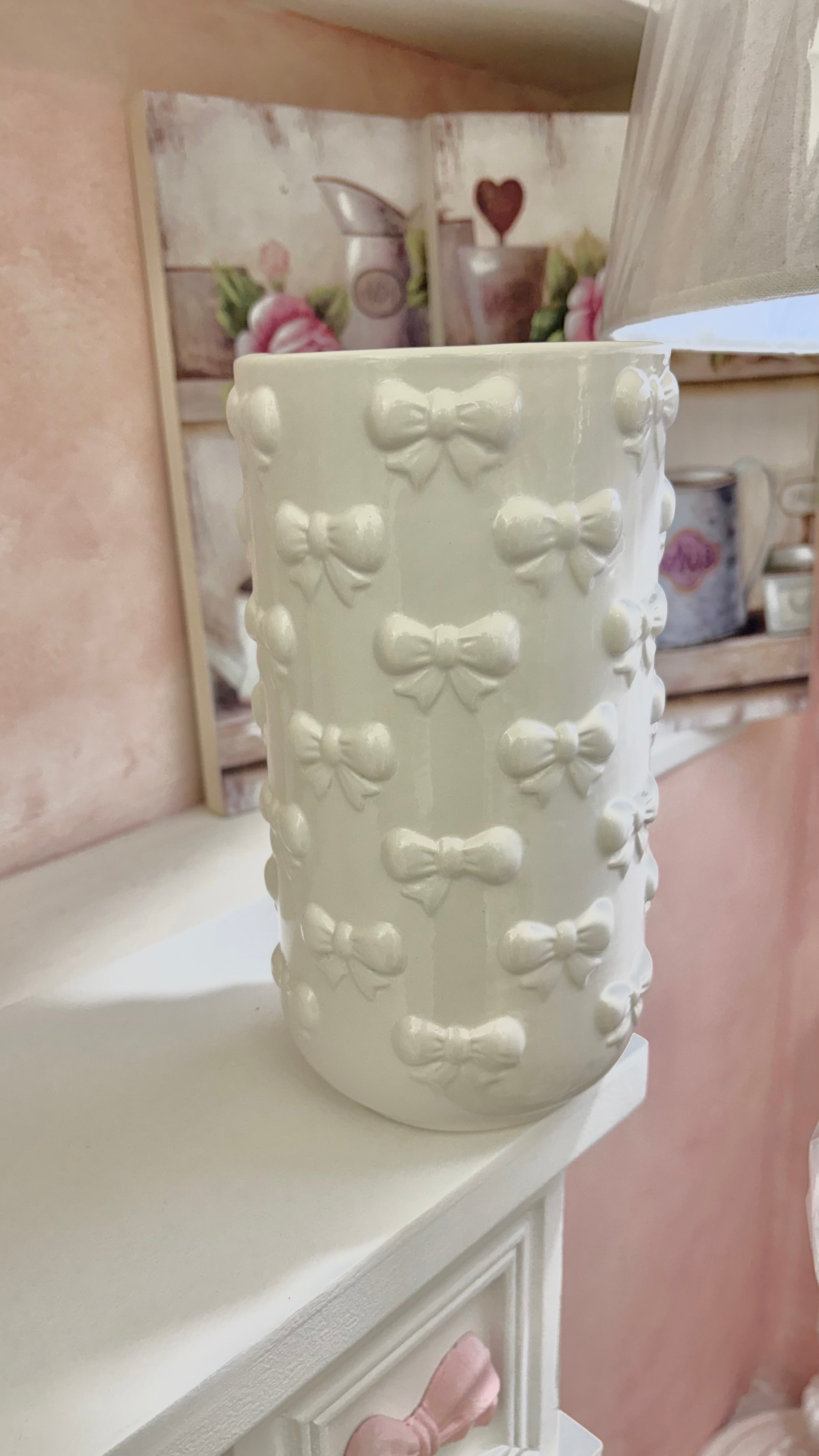 Vaso in ceramica con fiocco